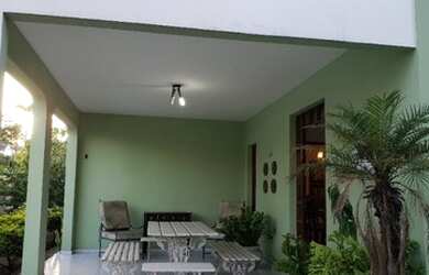 Imagem: A casa possui 3 Dormitórios, 3 Banheiros, 4 Vagas na garagem