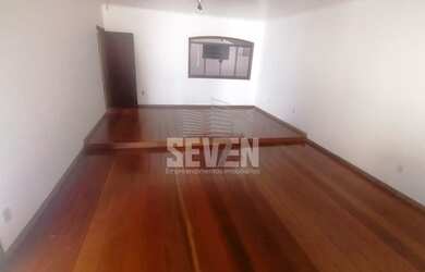 Imagem: A casa possui 3 Dormitórios, 4 Banheiros, 5 Vagas na garagem