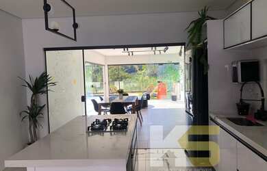 Imagem: A casa possui 5 Dormitórios, 5 Banheiros, 4 Vagas na garagem