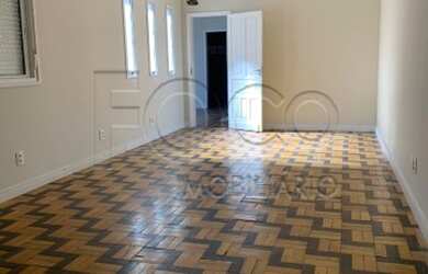 Imagem: A casa possui 4 Dormitórios, 3 Banheiros, 3 Vagas na garagem