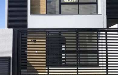 Imagem: A casa possui 3 Dormitórios, 2 Banheiros, 2 Vagas na garagem