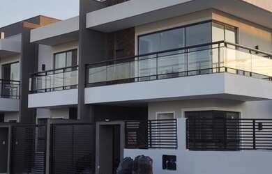 Imagem: A casa possui 2 Dormitórios, 3 Banheiros, 1 Vaga na garagem