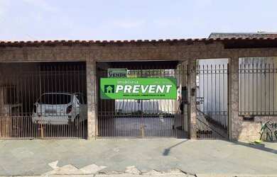 Imagem: A casa possui 3 Dormitórios, 1 Banheiro, 2 Vagas na garagem