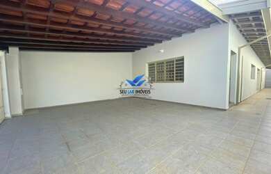 Imagem: A casa possui 2 Dormitórios, 1 Banheiro, 2 Vagas na garagem