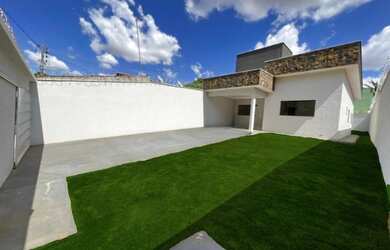 Imagem: A casa possui 3 Dormitórios, 2 Banheiros, 5 Vagas na garagem