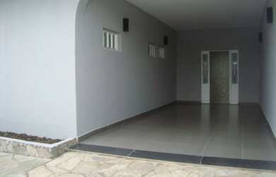 Imagem: A casa possui 5 Dormitórios, 3 Banheiros, 3 Vagas na garagem