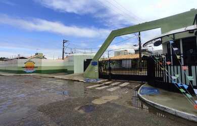 Imagem: A casa em condomínio possui 3 Dormitórios, 1 Banheiro, 2 Vagas