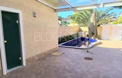 Imagem: A casa em condomínio para alugar possui 4 Dormitórios, 5 Banheiros