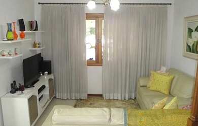 Imagem: A casa possui 3 Dormitórios, 2 Banheiros, 2 Vagas na garagem