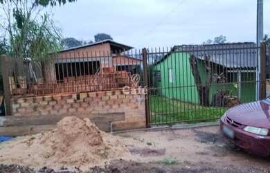 Imagem: A casa possui 3 Dormitórios, 1 Banheiro, 2 Vagas na garagem