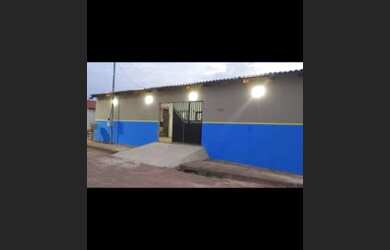 Imagem: A casa possui 2 Dormitórios, 1 Banheiro e 3 Vagas na garagem