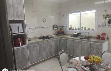 Imagem: A casa possui 2 Dormitórios, 2 Banheiros, 2 Vagas na garagem