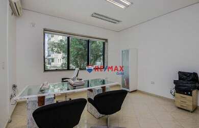 Imagem: O depósito possui 2 Vagas na garagem e 305m² de Área e está