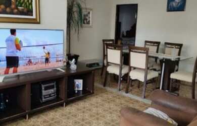 Imagem: A casa possui 3 Dormitórios, 2 Banheiros, 3 Vagas na garagem