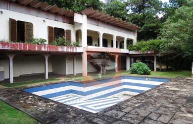 Imagem: A casa possui 4 Dormitórios, 5 Banheiros, 5 Vagas na garagem