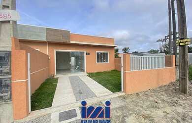 Imagem: A casa possui 3 Dormitórios, 2 Banheiros, 2 Vagas na garagem