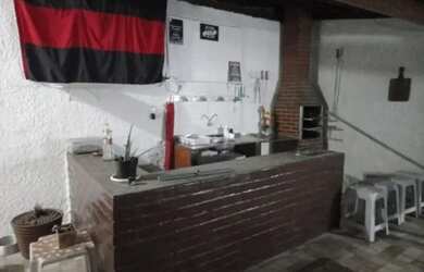 Imagem: A casa possui 3 Dormitórios, 1 Banheiro, 2 Vagas na garagem