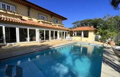 Imagem: A casa em condomínio possui 5 Dormitórios, 5 Banheiros, 4