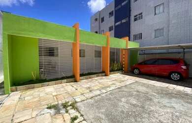 Imagem: A casa possui 4 Dormitórios, 4 Banheiros, 5 Vagas na garagem