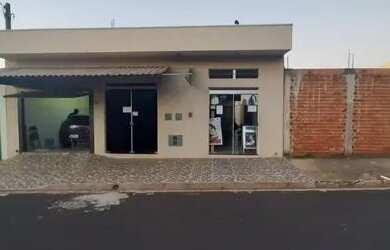 Imagem: A casa possui 3 Dormitórios, 2 Banheiros, 1 Vaga na garagem