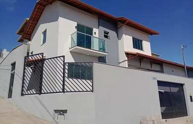 Imagem: A casa possui 3 Dormitórios, 1 Banheiro, 2 Vagas na garagem