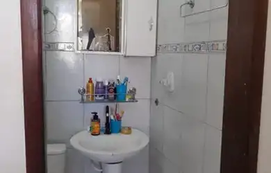 Imagem: A casa possui 4 Dormitórios, 2 Banheiros, 1 Vaga na garagem