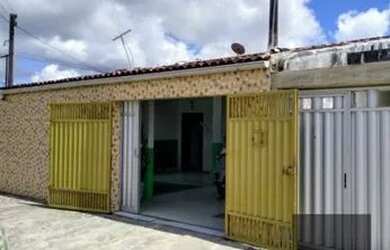 Imagem: A casa possui 3 Dormitórios, 2 Banheiros, 2 Vagas na garagem