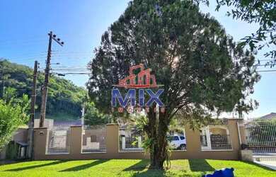 Imagem: A casa possui 3 Dormitórios, 2 Banheiros, 5 Vagas na garagem