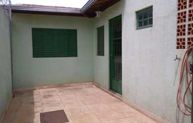 Imagem: A casa possui 1 Dormitório, 1 Banheiro, 1 Vaga na garagem e