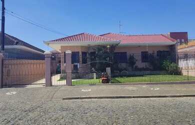 Imagem: A casa possui 4 Dormitórios, 3 Banheiros, 2 Vagas na garagem