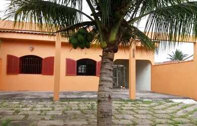 Imagem: A casae possui 2 Dormitórios, 2 Vagas na garagem está localizado