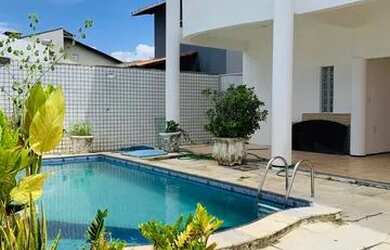 Imagem: A casa possui 4 Dormitórios, 5 Banheiros, 3 Vagas na garagem