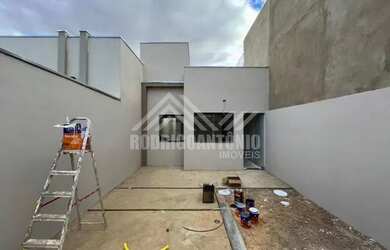 Imagem: A casa possui 2 Dormitórios, 1 Banheiro, 1 Vaga na garagem