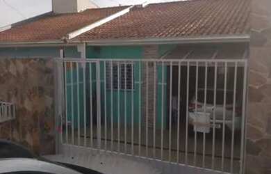Imagem: A casa possui 3 Dormitórios, 2 Banheiros, 1 Vaga na garagem