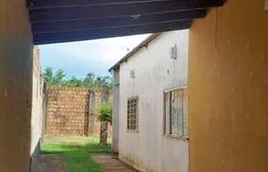 Imagem: A casa possui 3 Dormitórios, 2 Banheiros, 3 Vagas na garagem