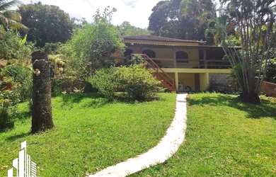 Imagem: A casa possui 3 Dormitórios, 3 Banheiros, 4 Vagas na garagem