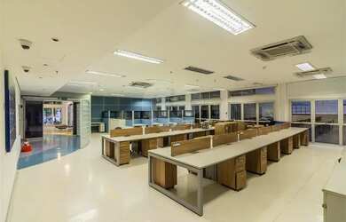 Imagem: O depósito possui 5 Vagas na garagem, 3.292m² de Área e