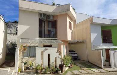 Imagem: A casa em condomínio possui 3 Dormitórios, 2 Banheiros, 2