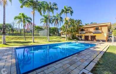 Imagem: A casa possui 4 Dormitórios, 3 Banheiros, 5 Vagas na garagem