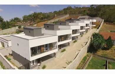 Imagem: A casa possui 3 Dormitórios, 4 Banheiros, 2 Vagas na garagem