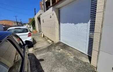 Imagem: A casa possui 3 Dormitórios, 2 Banheiros, 2 Vagas na garagem