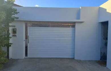 Imagem: A casa possui 2 Dormitórios, 2 Banheiros e 2 Vagas na garagem