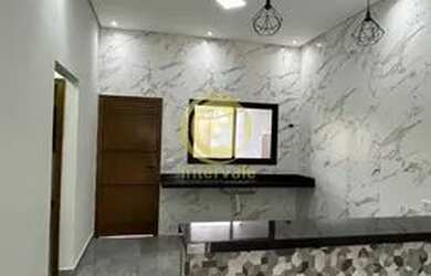 Imagem: A casa possui 3 Dormitórios, 2 Banheiros, 2 Vagas na garagem