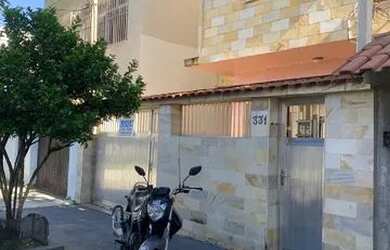 Imagem: A casa possui 4 Dormitórios, 3 Banheiros, 1 Vaga na garagem