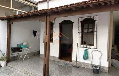 Imagem: A casa possui 3 Dormitórios, 1 Banheiro, 2 Vagas na garagem