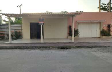 Imagem: A casa possui 2 Dormitórios, 1 Banheiro, 2 Vagas na garagem