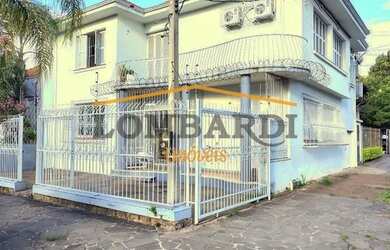 Imagem: A casa possui 5 Dormitórios, 2 Banheiros, 3 Vagas na garagem