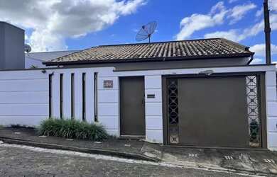 Imagem: A casa possui 3 Dormitórios, 2 Banheiros, 2 Vagas na garagem