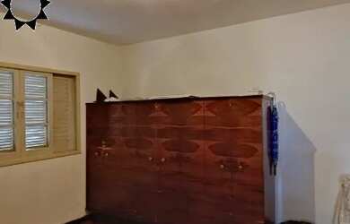 Imagem: A casa possui 3 Dormitórios, 2 Banheiros, 4 Vagas na garagem