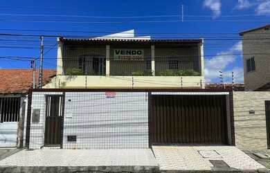 Imagem: A casa possui 4 Dormitórios, 3 Banheiros, 2 Vagas na garagem